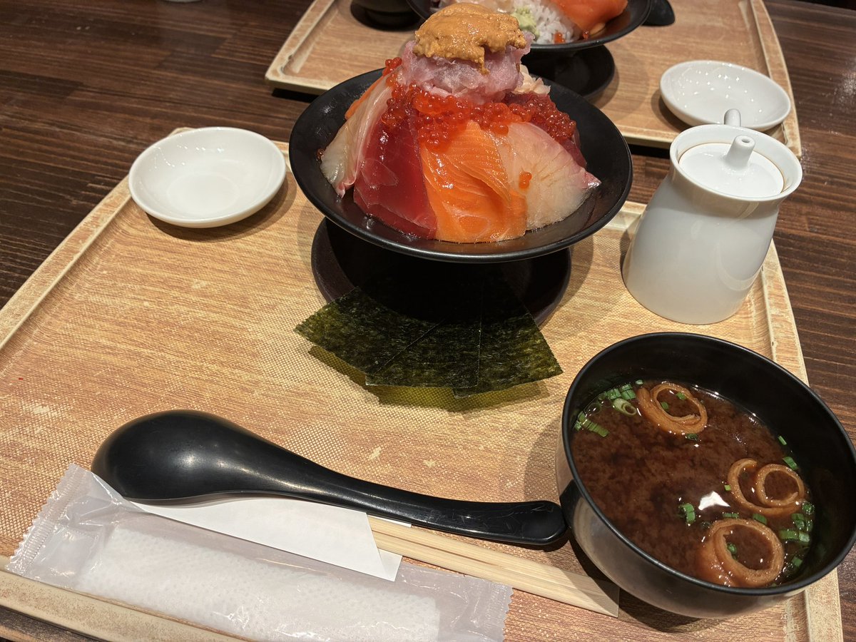 haamyr's tweet photo. 昨日池袋のスターウォーズショップ行ってきたよ！
あと、美味しい海鮮丼食べてきました🤗 https://t.co/6lxAaMZjiy