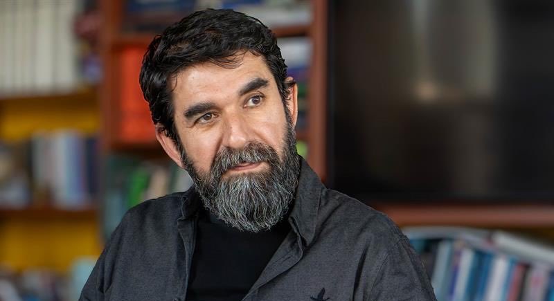 HaberReport's tweet photo. Yeni Şafak yazarı Serdar Tuncer:

"Bunca varlık içinde bir şeylerin yok olmaya başladığını gördük, hüzünle. 

Tevazumuzun yittiğini, şükrümüzün hırpalandığını, samimiyetimizin örselendiğini, adalet duygumuzun yaralandığını, tevekkülümüzün zayıfladığını, hassasiyetlerimizin kaybolduğunu, umudumuzun kan revan içinde kaldığını gördük. 

Varlık da bir imtihandı sanki ve biz kaybediyorduk bu imtihanı.

Yokken sabretmiştik, yetinmeyi bilmiştik ama paramız var olunca önce artırmanın derdine düştük sonra helali haramı umursamaz olduk. 

Belediye otobüslerinde, ellerindeki poşetlere gizlenmiş parti bayraklarını asmaya giden mahzun ama onurlu insanlar ciplere binmeye başlayınca bir şeyler yitip gitti avcumuzdan. 

O babaların çocukları bir başkasının hakkı hukuku demeden ihale kovalamaya başlayınca ahlakımız yitip gitti. 28 şubatlarda tesettürü için sokaklarda joplanan annelerin evlatları artık modern tesettüre bürünmüş annelerinin yanında taytla arz-ı endam etmeye başlayınca onurumuz yitti. 

Bir de baktık ki ortada bizden eser yok, biz yittik! Dün yok muamelesi görüyorduk yokluk içindeydik ama bütün heybetimiz ve vakarımızla biz vardık. 

Bugün her yerde biz varız güya ama ortalıkta bizden eser yok!"