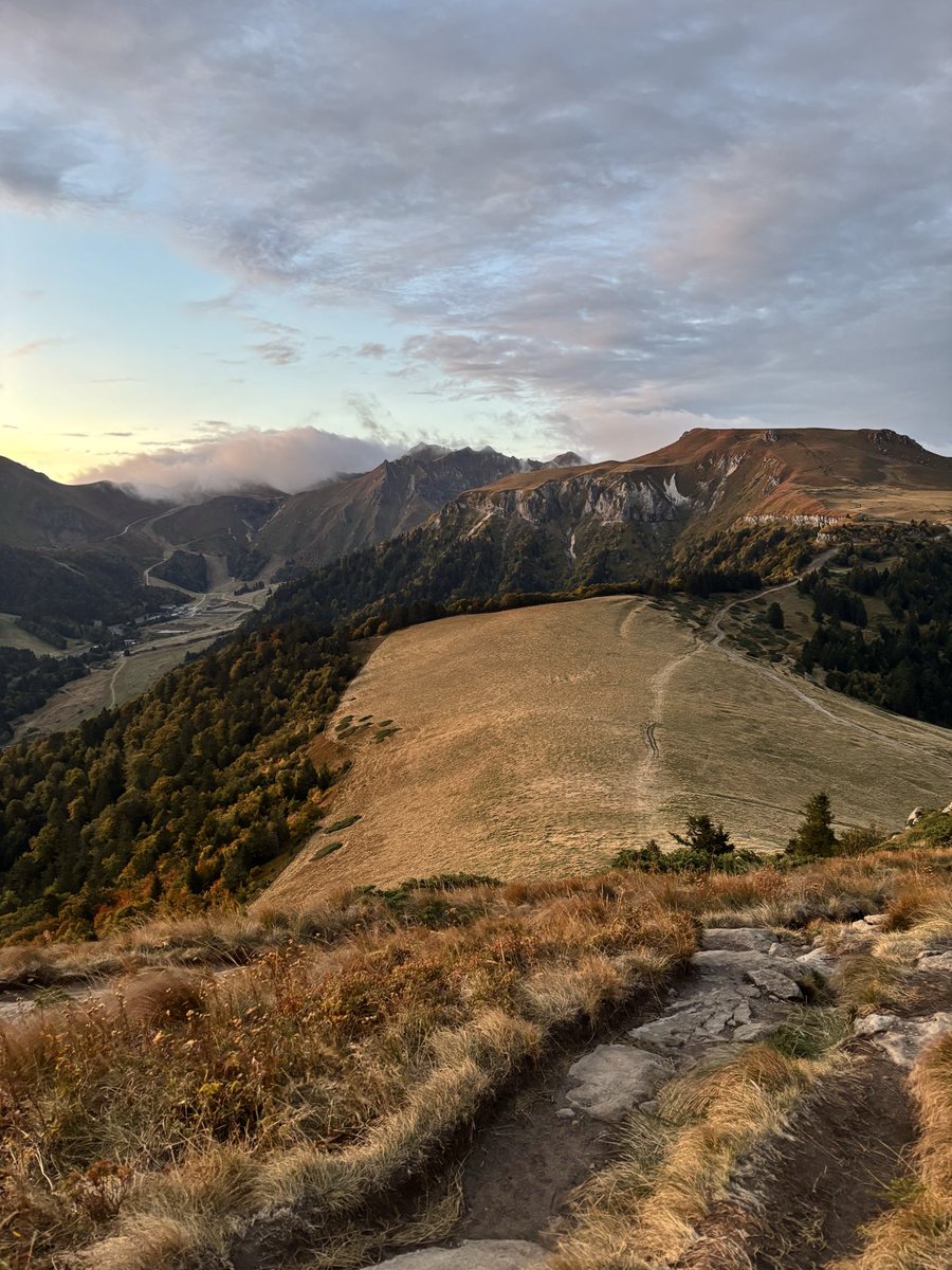 otsancy's tweet photo. Les couleurs d’automne sont magnifiques dans le Massif du Sancy ! 
Une invitation au repos et à la déconnexion 🍁🫶 https://t.co/rSNo2I17Hs
