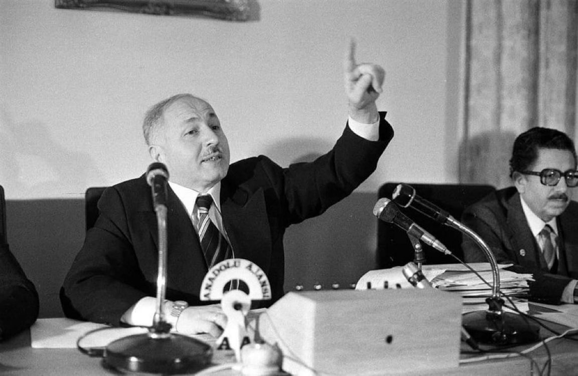 sagcigazete's tweet photo. Merhum Necmettin Erbakan Hoca:

“Eğer ki çocuklarınıza; helali, haramı, dünyayı ve ahireti öğretmezseniz istediğiniz kadar okutun.

Asla adam edemezsiniz!” https://t.co/I5ebFuskPR