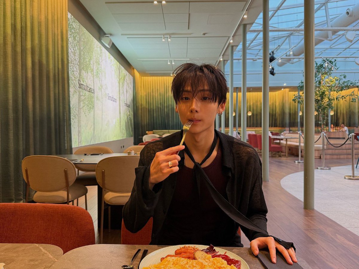 sangwzonn's tweet photo. Brunch plans called, and I showed up dressed like I had somewhere fancy to be. Burgundy knit, black layers, and a tie doing its own thing. Came for the food, stayed for the fit, and somehow the whole setup made it onto the camera roll. https://t.co/tD31U2FpSG