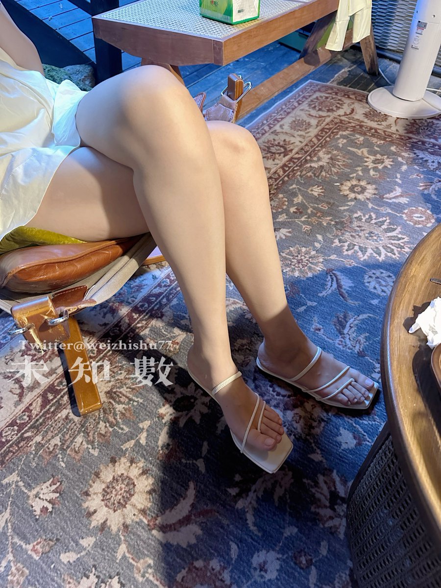 weizhishu77's tweet photo. 有人说喜欢这身照��里面的脚，那就放个特写。 https://t.co/rUpZyjZM37