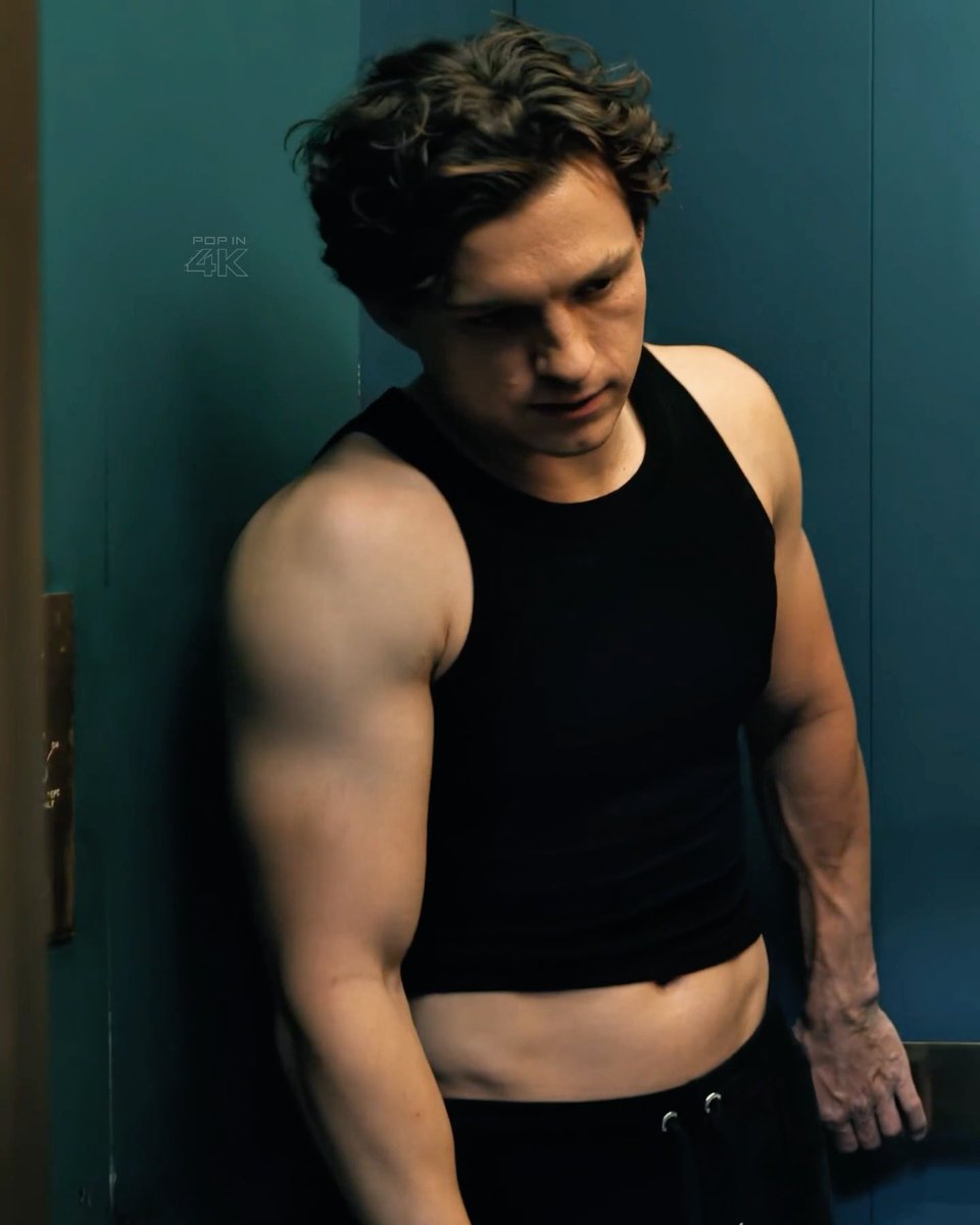 TomHolland4K's tweet photo. Everybody say THANK YOU WARDROBE DEPARTMENT https://t.co/zpgkFV2cmI