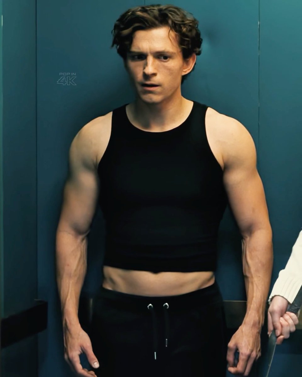 TomHolland4K's tweet photo. Everybody say THANK YOU WARDROBE DEPARTMENT https://t.co/zpgkFV2cmI