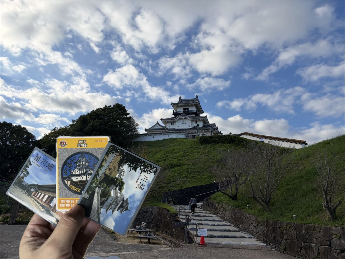 mamoru_miwa's tweet photo. 建設委員会の出張で、静岡県掛川市へお邪魔しています。

時間があったので人生初となる掛川城に訪れ、天守閣からの景色を堪能しました。

もちろん趣味である、マンホールカードと城カード（2種類）もゲットしました！ https://t.co/1cIEzeyba1