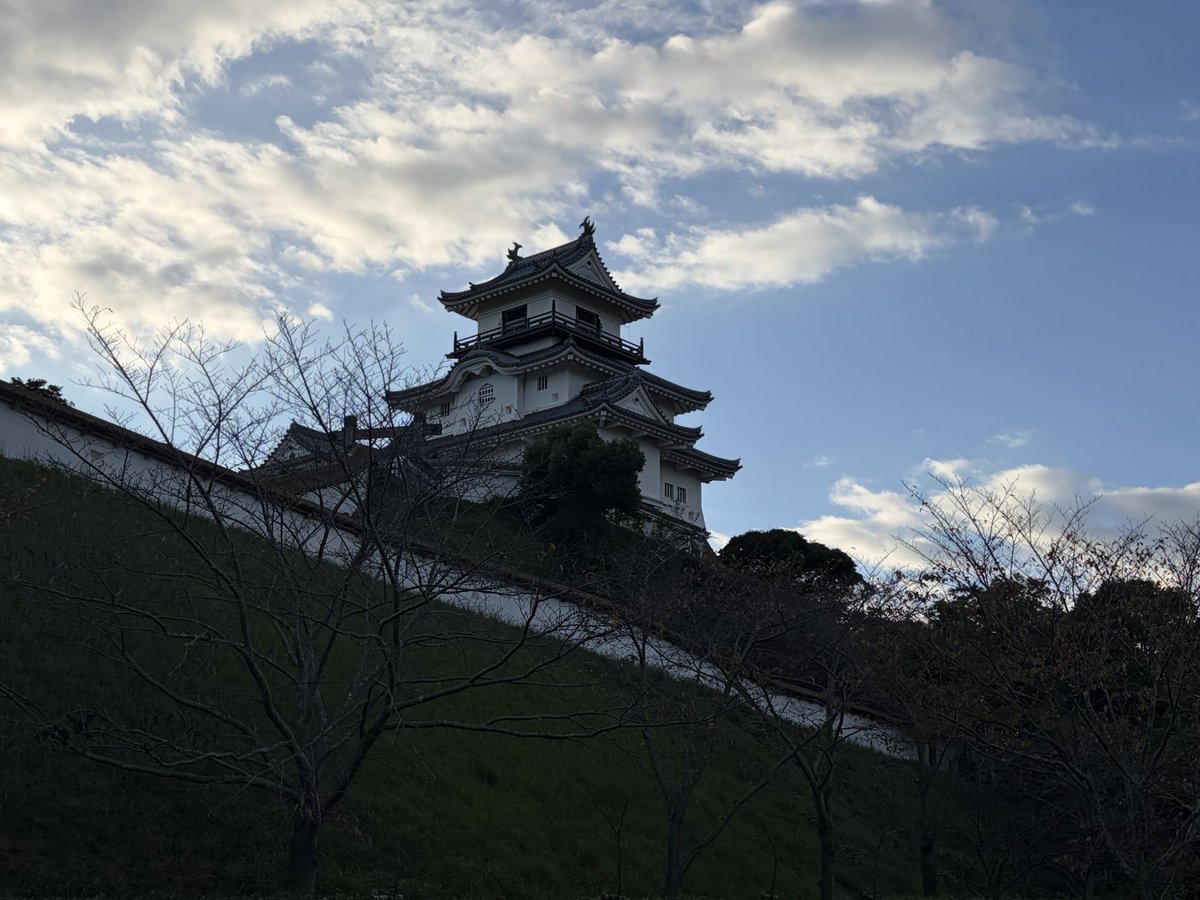 mamoru_miwa's tweet photo. 建設委員会の出張で、静岡県掛川市へお邪魔しています。

時間があったので人生初となる掛川城に訪れ、天守閣からの景色を堪能しました。

もちろん趣味である、マンホールカードと城カード（2種類）もゲットしました！ https://t.co/1cIEzeyba1