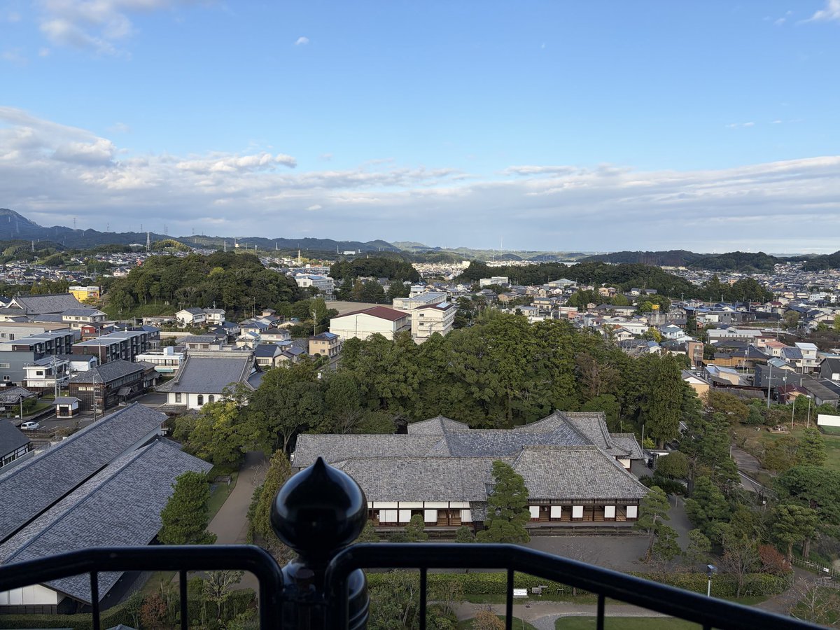 mamoru_miwa's tweet photo. 建設委員会の出張で、静岡県掛川市へお邪魔しています。

時間があったので人生初となる掛川城に訪れ、天守閣からの景色を堪能しました。

もちろん趣味である、マンホールカードと城カード（2種類）もゲットしました！ https://t.co/1cIEzeyba1