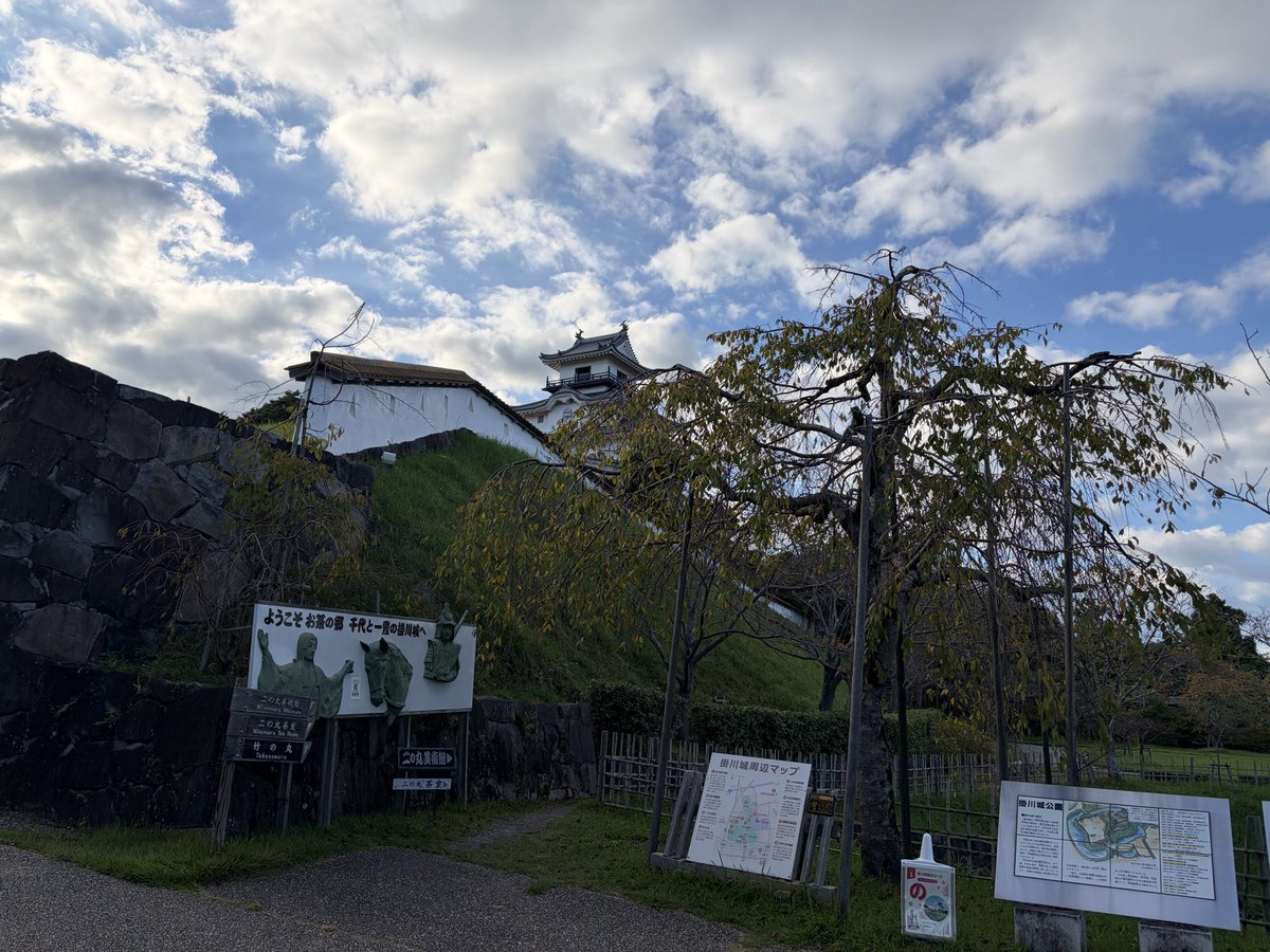 mamoru_miwa's tweet photo. 建設委員会の出張で、静岡県掛川市へお邪魔しています。

時間があったので人生初となる掛川城に訪れ、天守閣からの景色を堪能しました。

もちろん趣味である、マンホールカードと城カード（2種類）もゲットしました！ https://t.co/1cIEzeyba1