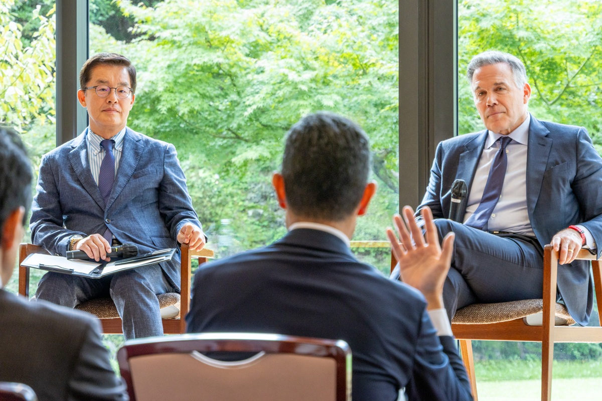 IHJ_Program's tweet photo. 10月6日、デビッド・マコーミック米国上院議員をお迎えし、Fireside Chatを
開催しました。進行は朴喆熙 特別顧問（元駐日韓国大使）。

日本製鉄のUSスチールへの投資、防衛と技術と投資の交差点、AIが生む電力需要、
そして11月の中間選挙まで、1時間にわたり率直な議論が交わされました。

#国際文化会館 #日米関係
