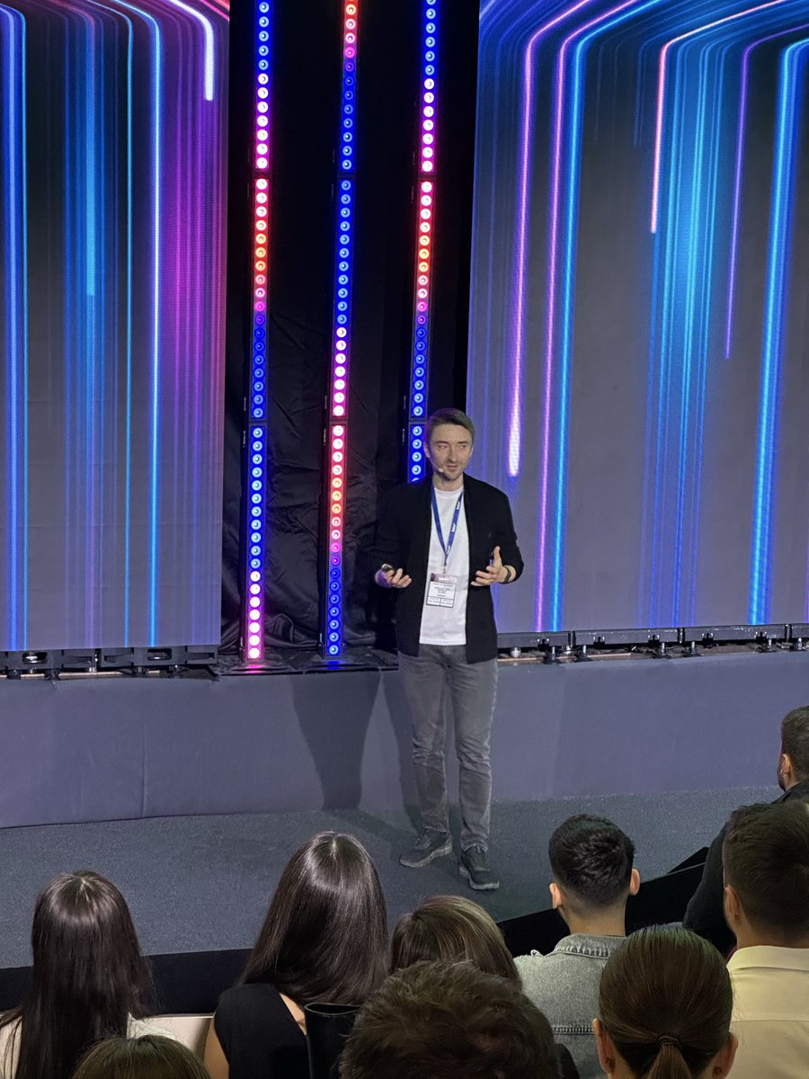 bigdataweek's tweet photo. 🔵 Eugene Klyuchnikov explains how @Zalando moved ~100 teams and dozens of pipelines to a new stack in three months, using AI-driven automation and flexible adoption paths. The case reports 52% lower compute costs. #bigdataweek #bdw2026 #bdwbucharest https://t.co/3N3i18XYt2