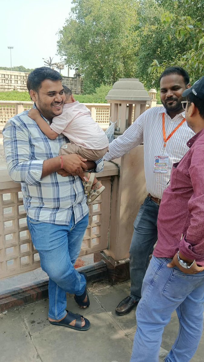 Pragati68293878's tweet photo. एक पिता और 16000 CHO परिवार के मुखिया का संघर्ष: CHO नियमितीकरण और PBI सैलरी में मर्ज किया जाए। माननीय मुख्यमंत्री जी, हमारे परिवार का भविष्य सुरक्षित करने के लिए न्यायपूर्ण निर्णय की उम्मीद है। 🙏 @CMOfficeUP
@DyCMofficeBP
#CHO #CHORegularization #PBIMerge #UPCHOCadreFormation https://t.co/HnCIKVxYeW