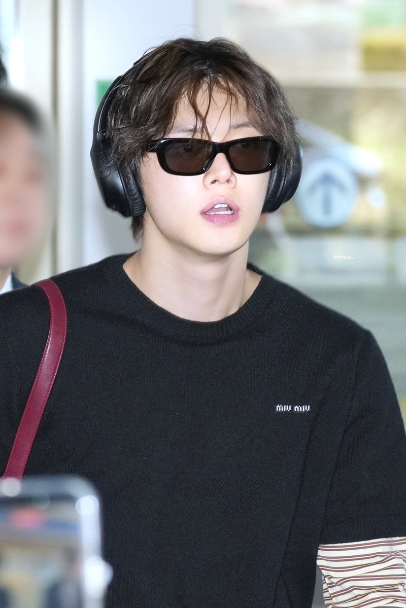 POPzzn_'s tweet photo. 261006 ICN

👑👑

#연준 #YEONJUN #ヨンジュン
#YEONJUNxMiuMiu #MiuMiuSS27
#투모로우바이투게더 #TXT https://t.co/KBYrqOeq5s