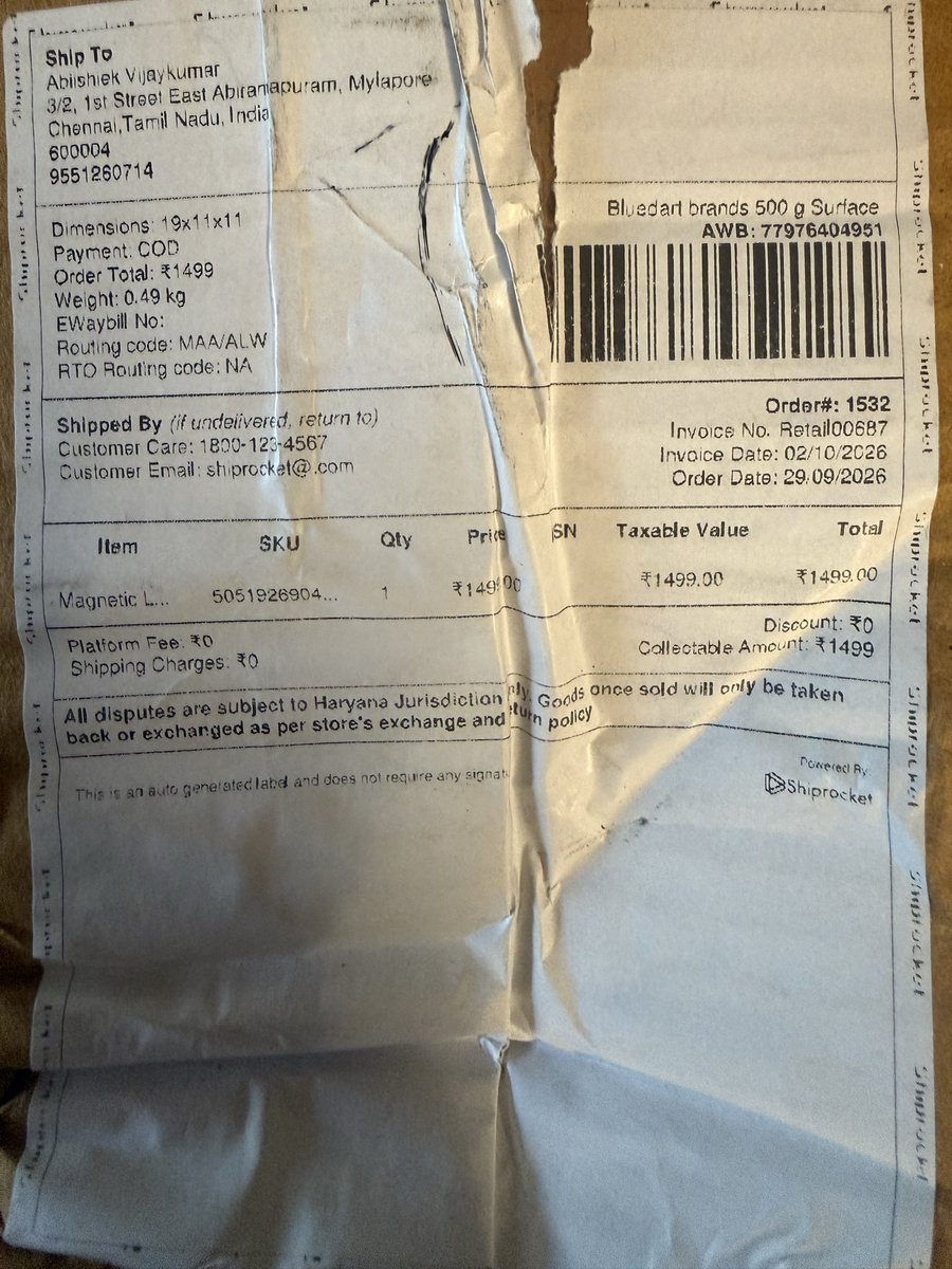 Abiishiek's tweet photo. @ShiprocketIndia @BlueDartCares are you scamming together. I paid ₹1500 and the parcel contains a ₹10 bisleri bottle @tncybercrimeoff https://t.co/XocENFR4fO