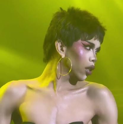 22three7eleven's tweet photo. Sa umaga, abogado ni VP Sara
Sa gabi, drag queen na si Edsa Xxtra

Grabeng hustle, Atty. CJ Narvasa ⚖️💼 https://t.co/3j4LXIlwYR