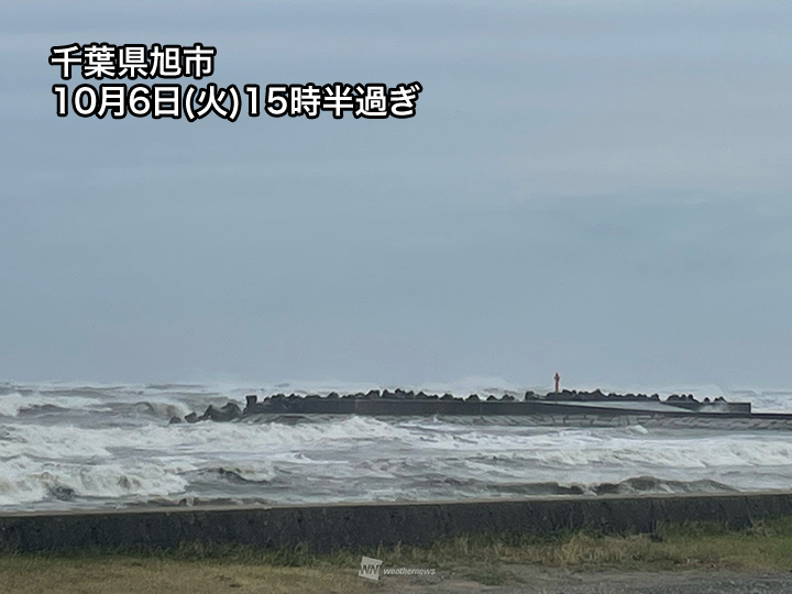 wni_jp's tweet photo. 【台風情報】
日本の周辺に3つの台風があります。台風27号(チョーイワン)の影響で関東は波が高くなっていて、明日7日(水)にかけて警戒が必要です。
28号(ノロ)と29号(コグマ)はしばらく西寄りに進み、週末頃から北へ進路を変えるとみられます。
https://t.co/Ctz6ktOxPv https://t.co/PnwAFwpVZI