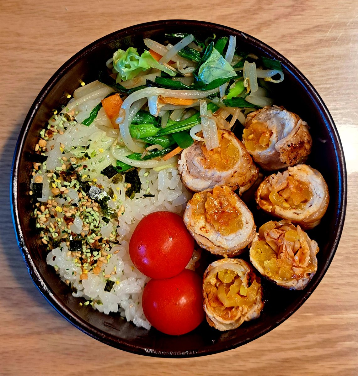 nekomoshakusimo's tweet photo. 本日の塾前弁当はキムタク巻き。マジで野菜が高くて鼻血が出るよー。 https://t.co/jEJa4FNLQM