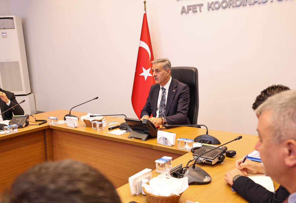 sbYusufAlemdar's tweet photo. Bu sabah ilçe belediye başkanlarımızla koordinasyon ve istişare toplantısında bir araya geldik.

Geçtiğimiz hafta şehrimizde yaşanan yoğun yağışlar sonrası meydana gelen olumsuzlukların tespiti, yaptığımız çalışmalar ve yapılacak işlemlerle ilgili hususları hep birlikte değerlendirdik.

Toplantımızda görüştüğümüz konuların, aldığımız kararların ilçelerimiz için hayırlı olmasını diliyorum.

Başkanlarımıza bu süreçteki emekleri ve gayretleri için teşekkür ediyorum.
#BuŞehirHepimizin