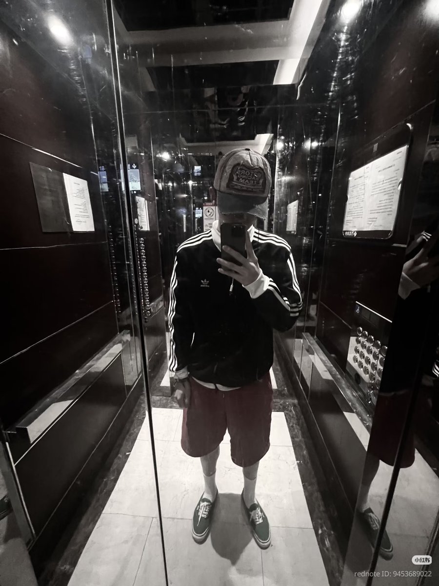 Wieiming's tweet photo. #liftselfie #dailylook #comfortiskey #streetstylevibe #elevatorpic #mylooktoday https://t.co/Zcz3eBJJog