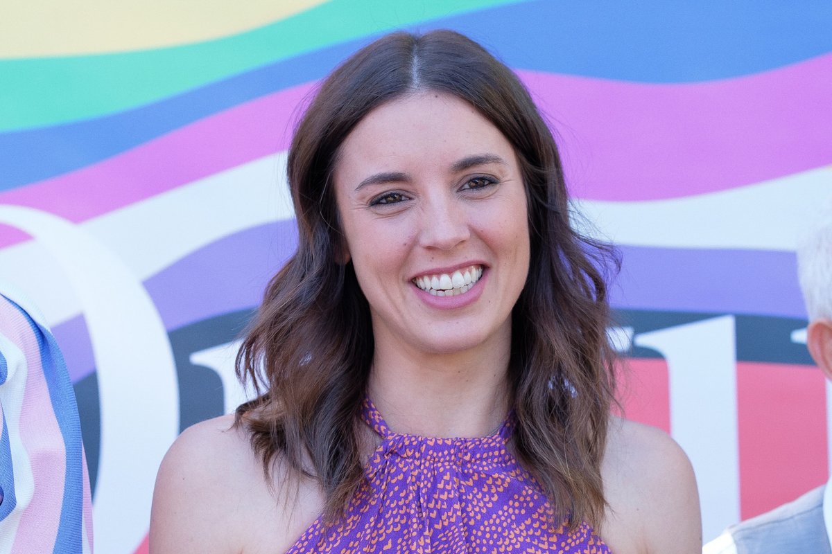 MarcelBL21's tweet photo. Irene Montero es la única política que defiende:

- Expropiar 650.000 viviendas a los fondos buitre para alquiler social, como ya van a hacer en Berlín

- Unidad de toda la izquierda con votaciones abiertas a todos para escoger programa y candidato/a, que se presente quien quiera https://t.co/2yFQhZz8XO