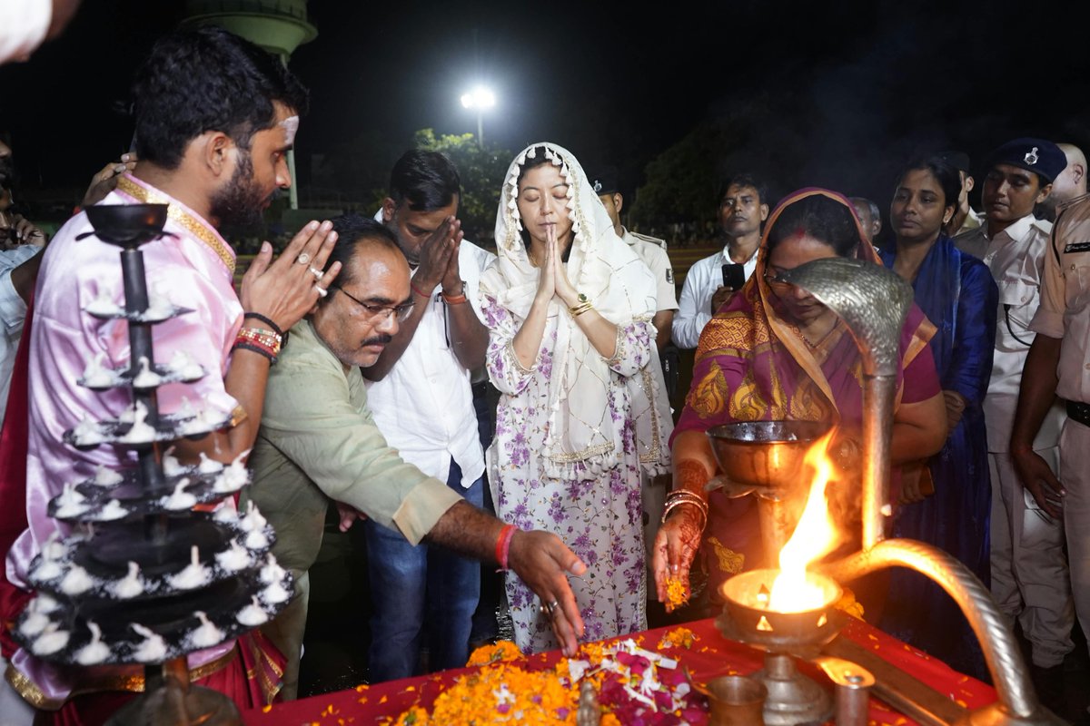 cleanganganmcg's tweet photo. ‘स्वच्छता ही सेवा एवं विशेष स्वच्छता अभियान 2026’ के तहत जहानाबाद (बिहार) के यमुना-दरधा रिवर फ्रंट स्थित संगम घाट पर भव्य गंगा आरती का आयोजन किया गया। कार्यक्रम में जिला पदाधिकारी, जहानाबाद श्रीमती छिरिङ वाई भूटिया की विशेष उपस्थिति रही।
बनारस से आई विशेष टीम ने विधि-विधान एवं मंत्रोच्चार के साथ गंगा आरती की। दीपों की जगमगाहट और मंत्रोच्चार से संगम घाट भक्तिमय एवं आध्यात्मिक वातावरण से सराबोर हो उठा। बड़ी संख्या में जनप्रतिनिधियों, पदाधिकारियों एवं आमजनों ने कार्यक्रम में सहभागिता की।
जिला गंगा समिति एवं नगर परिषद, जहानाबाद के संयुक्त तत्वावधान में आयोजित इस कार्यक्रम का उद्देश्य स्वच्छता, नदी संरक्षण एवं जनभागीदारी के प्रति जागरूकता बढ़ाना रहा। लोगों से नदियों एवं जलस्रोतों को प्रदूषण मुक्त रखने तथा घाटों को स्वच्छ एवं सुंदर बनाए रखने की अपील की गई।
#CleanIndia #SwachhataHiSeva #RiverConservation #PublicParticipation #CleanJehanabad