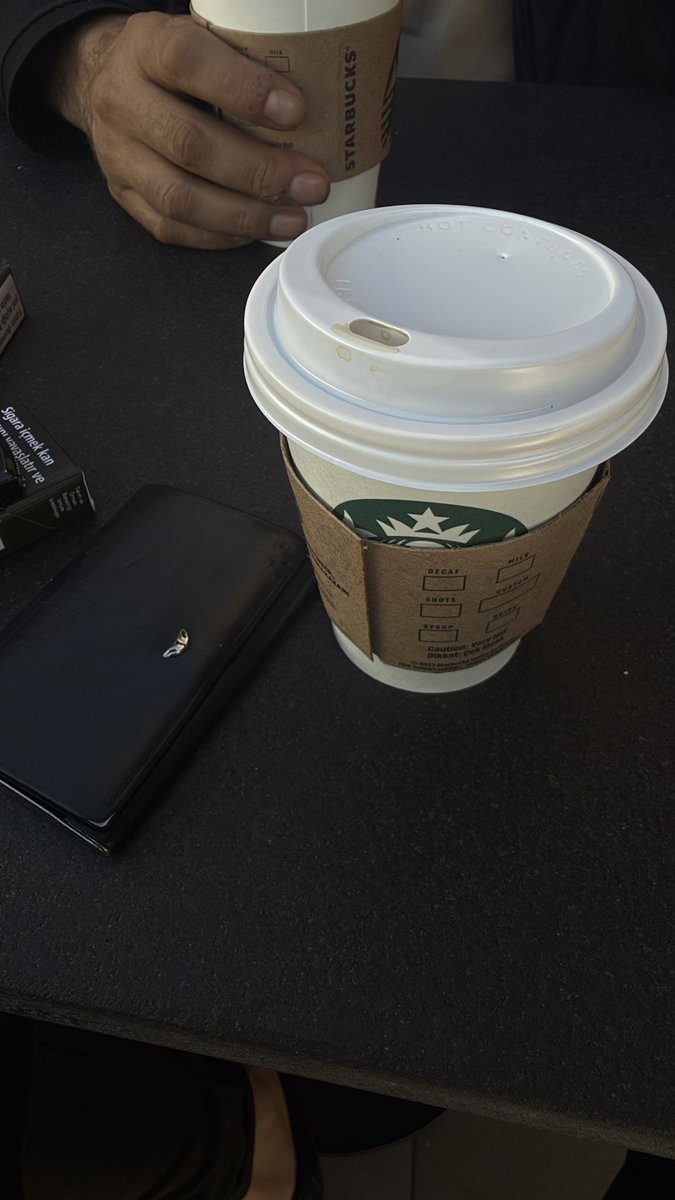 Orhanlale's tweet photo. Güne sıcak bir filtre #kahve kokusuyla başlamak... 
Salı gününe de böylesi yakışırdı. #Günaydın! ☕️✨
#starbucks https://t.co/9IkPxAnBUh