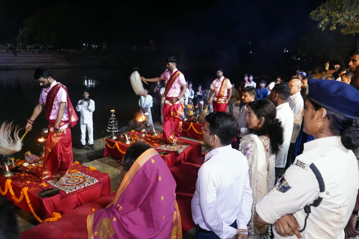 cleanganganmcg's tweet photo. ‘स्वच्छता ही सेवा एवं विशेष स्वच्छता अभियान 2026’ के तहत जहानाबाद (बिहार) के यमुना-दरधा रिवर फ्रंट स्थित संगम घाट पर भव्य गंगा आरती का आयोजन किया गया। कार्यक्रम में जिला पदाधिकारी, जहानाबाद श्रीमती छिरिङ वाई भूटिया की विशेष उपस्थिति रही।
बनारस से आई विशेष टीम ने विधि-विधान एवं मंत्रोच्चार के साथ गंगा आरती की। दीपों की जगमगाहट और मंत्रोच्चार से संगम घाट भक्तिमय एवं आध्यात्मिक वातावरण से सराबोर हो उठा। बड़ी संख्या में जनप्रतिनिधियों, पदाधिकारियों एवं आमजनों ने कार्यक्रम में सहभागिता की।
जिला गंगा समिति एवं नगर परिषद, जहानाबाद के संयुक्त तत्वावधान में आयोजित इस कार्यक्रम का उद्देश्य स्वच्छता, नदी संरक्षण एवं जनभागीदारी के प्रति जागरूकता बढ़ाना रहा। लोगों से नदियों एवं जलस्रोतों को प्रदूषण मुक्त रखने तथा घाटों को स्वच्छ एवं सुंदर बनाए रखने की अपील की गई।
#CleanIndia #SwachhataHiSeva #RiverConservation #PublicParticipation #CleanJehanabad
