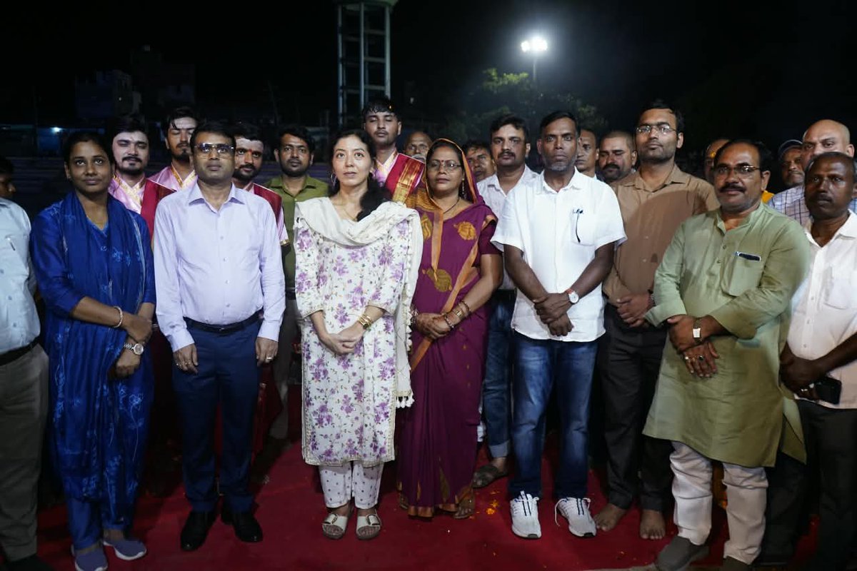 cleanganganmcg's tweet photo. ‘स्वच्छता ही सेवा एवं विशेष स्वच्छता अभियान 2026’ के तहत जहानाबाद (बिहार) के यमुना-दरधा रिवर फ्रंट स्थित संगम घाट पर भव्य गंगा आरती का आयोजन किया गया। कार्यक्रम में जिला पदाधिकारी, जहानाबाद श्रीमती छिरिङ वाई भूटिया की विशेष उपस्थिति रही।
बनारस से आई विशेष टीम ने विधि-विधान एवं मंत्रोच्चार के साथ गंगा आरती की। दीपों की जगमगाहट और मंत्रोच्चार से संगम घाट भक्तिमय एवं आध्यात्मिक वातावरण से सराबोर हो उठा। बड़ी संख्या में जनप्रतिनिधियों, पदाधिकारियों एवं आमजनों ने कार्यक्रम में सहभागिता की।
जिला गंगा समिति एवं नगर परिषद, जहानाबाद के संयुक्त तत्वावधान में आयोजित इस कार्यक्रम का उद्देश्य स्वच्छता, नदी संरक्षण एवं जनभागीदारी के प्रति जागरूकता बढ़ाना रहा। लोगों से नदियों एवं जलस्रोतों को प्रदूषण मुक्त रखने तथा घाटों को स्वच्छ एवं सुंदर बनाए रखने की अपील की गई।
#CleanIndia #SwachhataHiSeva #RiverConservation #PublicParticipation #CleanJehanabad