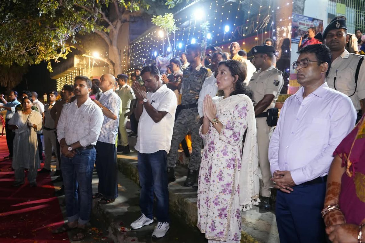 cleanganganmcg's tweet photo. ‘स्वच्छता ही सेवा एवं विशेष स्वच्छता अभियान 2026’ के तहत जहानाबाद (बिहार) के यमुना-दरधा रिवर फ्रंट स्थित संगम घाट पर भव्य गंगा आरती का आयोजन किया गया। कार्यक्रम में जिला पदाधिकारी, जहानाबाद श्रीमती छिरिङ वाई भूटिया की विशेष उपस्थिति रही।
बनारस से आई विशेष टीम ने विधि-विधान एवं मंत्रोच्चार के साथ गंगा आरती की। दीपों की जगमगाहट और मंत्रोच्चार से संगम घाट भक्तिमय एवं आध्यात्मिक वातावरण से सराबोर हो उठा। बड़ी संख्या में जनप्रतिनिधियों, पदाधिकारियों एवं आमजनों ने कार्यक्रम में सहभागिता की।
जिला गंगा समिति एवं नगर परिषद, जहानाबाद के संयुक्त तत्वावधान में आयोजित इस कार्यक्रम का उद्देश्य स्वच्छता, नदी संरक्षण एवं जनभागीदारी के प्रति जागरूकता बढ़ाना रहा। लोगों से नदियों एवं जलस्रोतों को प्रदूषण मुक्त रखने तथा घाटों को स्वच्छ एवं सुंदर बनाए रखने की अपील की गई।
#CleanIndia #SwachhataHiSeva #RiverConservation #PublicParticipation #CleanJehanabad