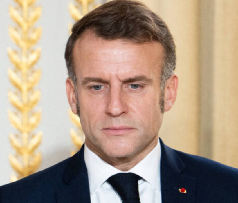 LeaBourseFR's tweet photo. 🚨 La France est "trop grosse pour être sauvée" d'après Barclays.

→ 3 200 milliards de dette
→ 21% du PIB 🇪🇺

Les mécanismes de sauvetage européens ont été dimensionnés pour des économies de 2 à 12% de la zone euro.

Une intervention à l'échelle française serait d'un ordre de grandeur sans précédent.

Mais ce n'est pas le plus triste dans le déclaration de Barclays.

En 2011, la zone euro était divisée en deux camps :

→ Le "cœur" (Allemagne, France, Pays-Bas, Autriche, Finlande) qui bénéficiait de taux bas et servait de garant aux mécanismes de sauvetage.

→ La "périphérie" (Grèce, Portugal, Irlande, Espagne, Italie) qui subissait la défiance des marchés et des programmes d'austérité imposés de l'extérieur.

En 2026, Barclays la place dans la "périphérie".😞

C'est la fin d'un statut que la France avait tenu depuis la création de la zone euro en 1999.