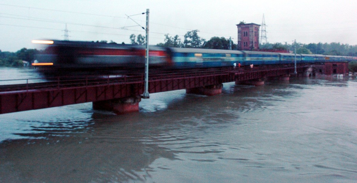 TOILucknow's tweet photo. 2008 vs 2026. These images revisit the Gomti flood of August 2008, when Kudiya Ghat, Pipra Ghat and parts of Gomti Nagar were inundated. The disaster led to stronger embankments along the river, reshaping Lucknow's flood protection. #Lucknow #Gomti

Picture credit: Manoj Chhabra https://t.co/y7VA65zqrV