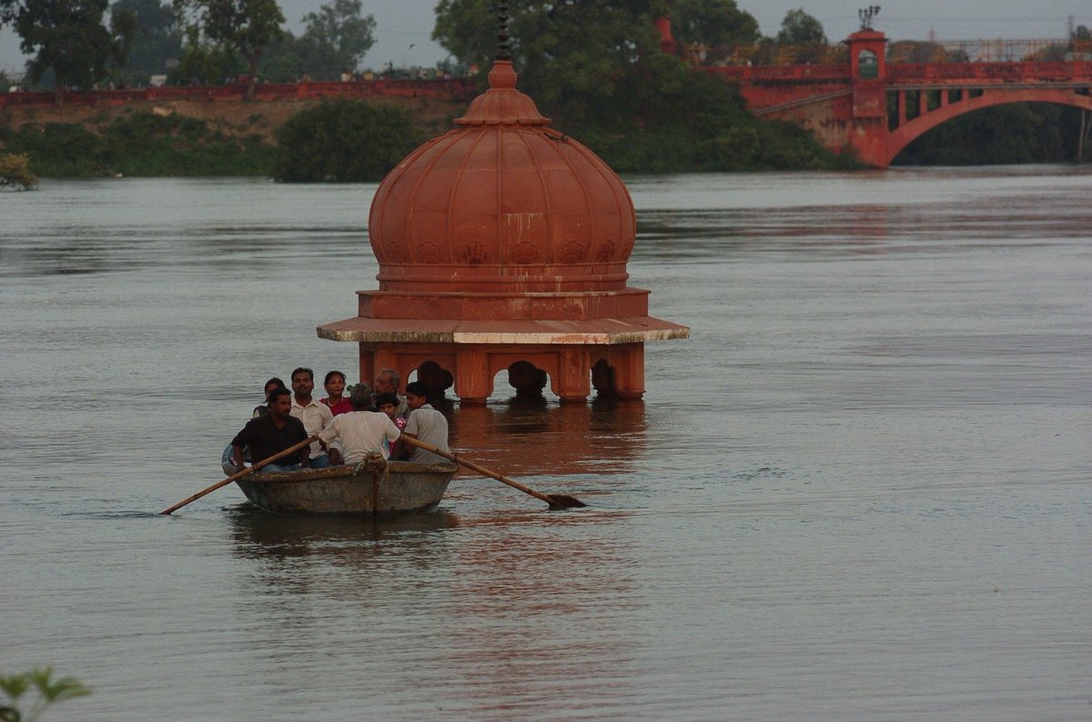 TOILucknow's tweet photo. 2008 vs 2026. These images revisit the Gomti flood of August 2008, when Kudiya Ghat, Pipra Ghat and parts of Gomti Nagar were inundated. The disaster led to stronger embankments along the river, reshaping Lucknow's flood protection. #Lucknow #Gomti

Picture credit: Manoj Chhabra https://t.co/y7VA65zqrV