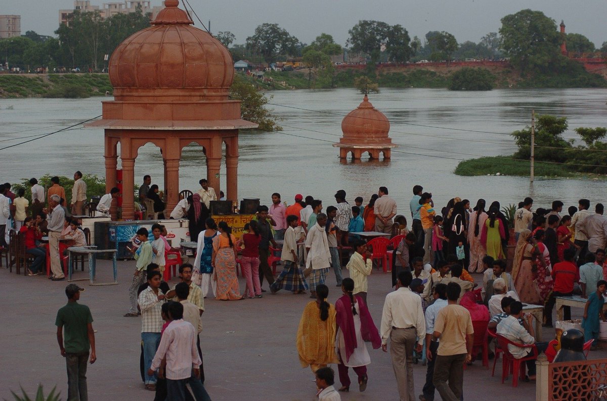 TOILucknow's tweet photo. 2008 vs 2026. These images revisit the Gomti flood of August 2008, when Kudiya Ghat, Pipra Ghat and parts of Gomti Nagar were inundated. The disaster led to stronger embankments along the river, reshaping Lucknow's flood protection. #Lucknow #Gomti

Picture credit: Manoj Chhabra https://t.co/y7VA65zqrV