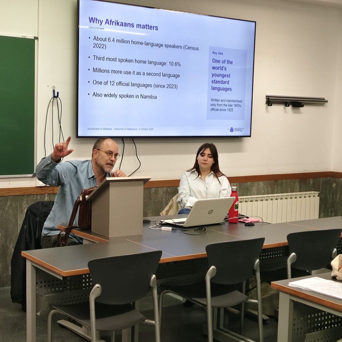 IntUSAL's tweet photo. 🇿🇦🎤 Un momento de la conferencia "Introducción al afrikáans" con el Prof. Ian Bekker (@theNWU Sudáfrica), experto en sociofonética del inglés sudafricano y el afrikáans, hoy en la Facultad de Filología de la @usal https://t.co/6e6kqpv4Ew