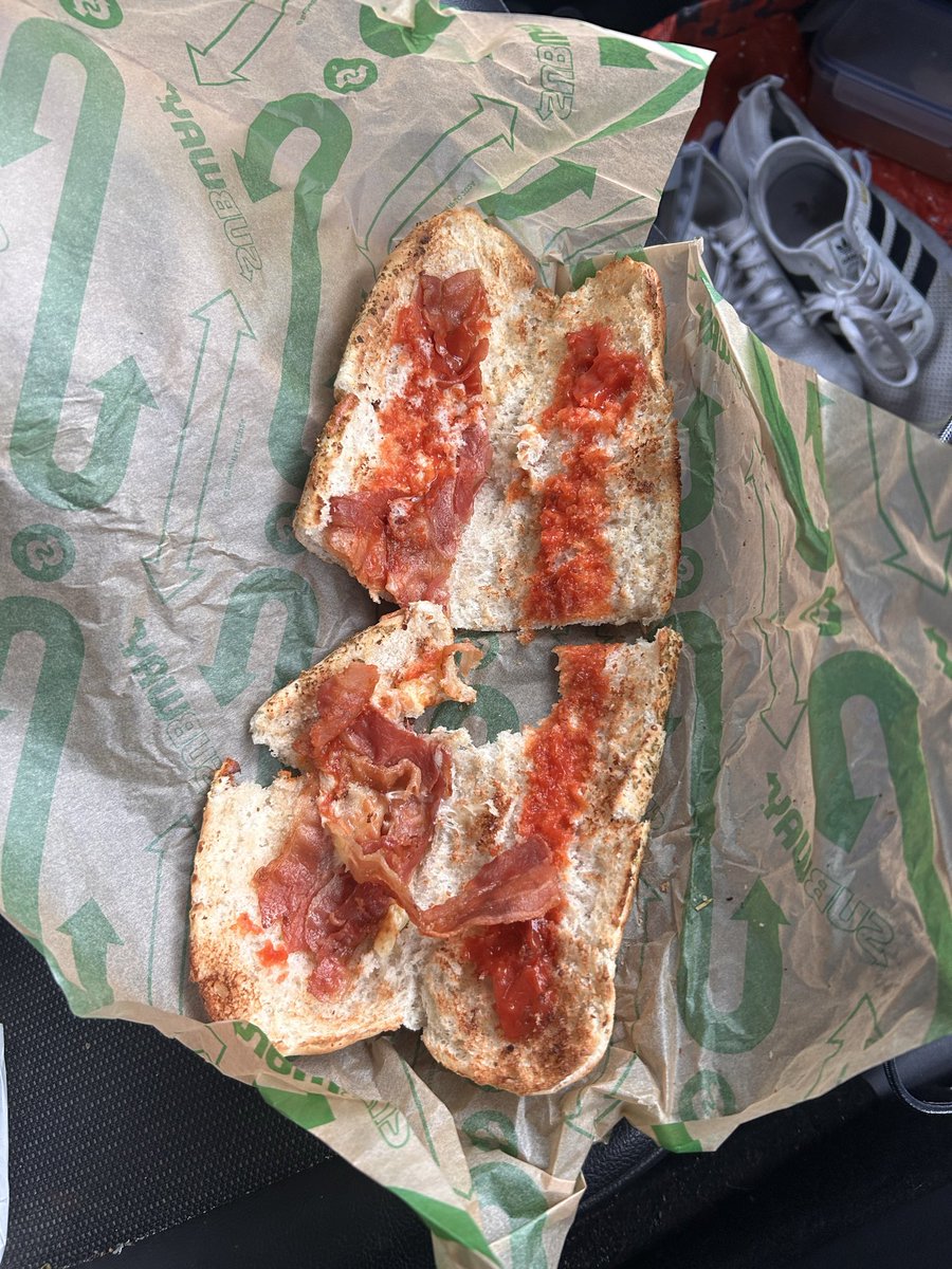 ell__james's tweet photo. Bacon and cheese footlong for breakfast. Except they didn’t put bacon or cheese on my footlong… 👍
@SUBWAY https://t.co/nkDpfYsmrK