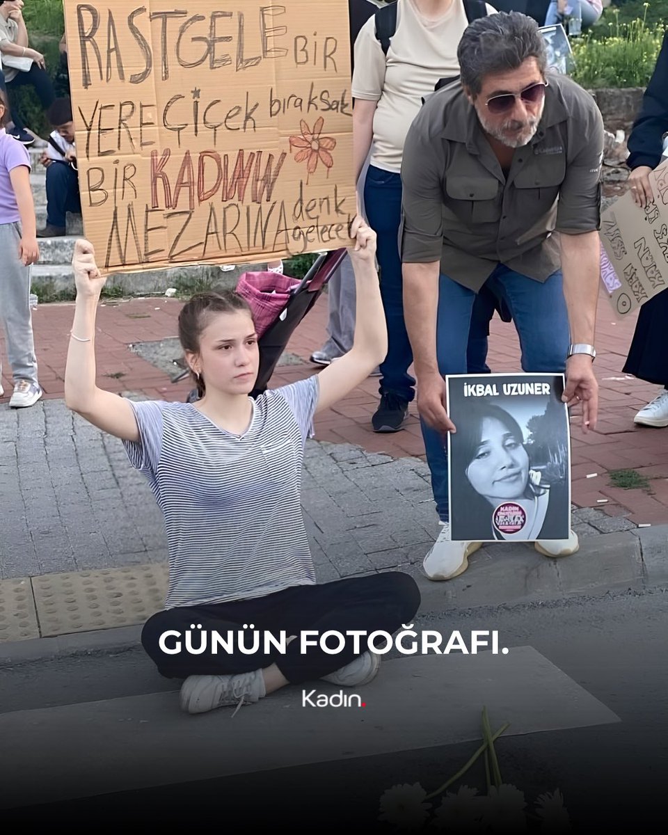kadin_tr's tweet photo. 2024. İkbal Uzuner’in ardından yapılan eylemlerden bir kare.

Genç bir kadın, elinde şu cümleyi taşıyor:
“Rastgele bir yere çiçek bıraksak, bir kadının mezarına denk gelecek.”

Aradan iki yıl geçti.
Fotoğraf geçmişte kaldı ama taşıdığı cümle kalmadı.

Çünkü hâlâ kadınların ardından çiçek bırakıyoruz.
Hâlâ bir ismin yanına bir yaş, bir şehir, bir ölüm tarihi ekliyoruz.

Keşke çiçekleri mezarlarına değil, yaşarken ellerine verebilseydik.

#Kadın #İkbalUzuner #KadınCinayetleri #KadınaŞiddeteHayır