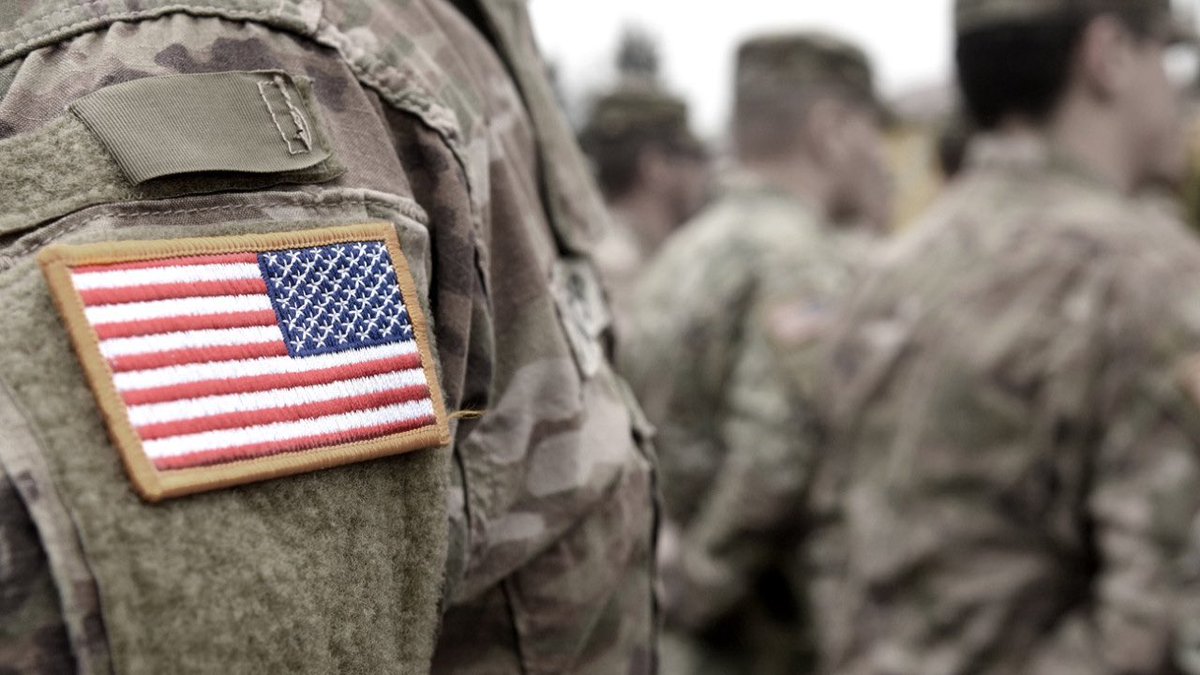 hakaanyzb's tweet photo. Adana’daki İncirlik Hava Üssü’nde görevli Amerikalı kadın astsubaya tacizde bulunduğu öne sürülen 2 şüpheli yakalandı.

▪️İddiaya göre olay, cumartesi günü İncirlik Mahallesi’ndeki bir eğlence mekanında meydana geldi.

▪️41 yaşındaki E.N. ve 47 yaşındaki Y.D.’nin, astsubay K.S.’ye yakınlaşmaya çalıştığı ve kadın astsubayın uzaklaşmak istediği sırada tacizde bulunduğu öne sürüldü.

▪️Şikayet üzerine polis ekipleri tarafından yakalanan 2 şüpheli, ifadelerinin ardından serbest bırakıldı.

▪️Olayla ilgili yürütülen soruşturma sürüyor.

-DHA