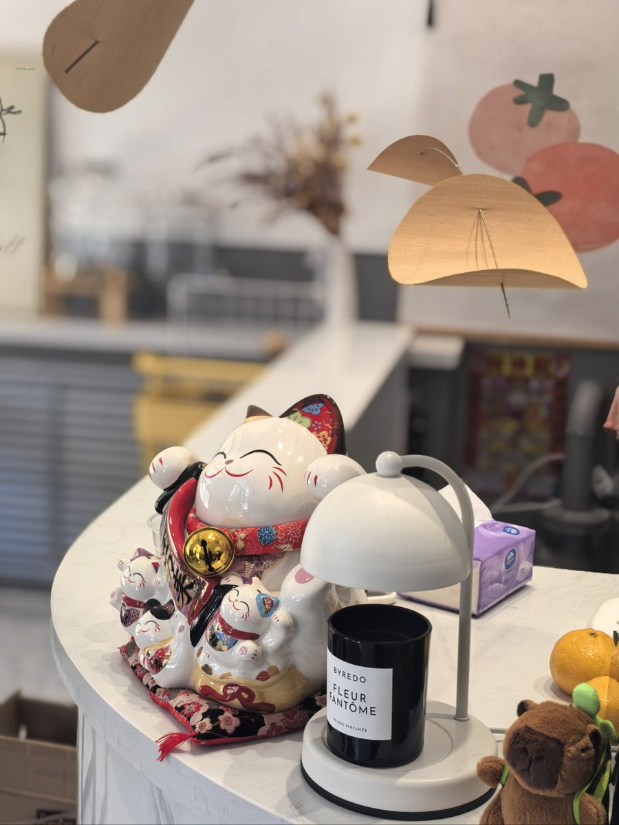 GaryLewisbt3t's tweet photo. “Saw someone secretly tuck a 绞抖偷亚 drink, must be that viral Asian street tea spot in town!  #LocalVibes”，注：“绞抖偷亚”按发音转写为符合拼音逻辑的街头茶饮店名，适配语境； https://t.co/wmZ5AYjsmJ