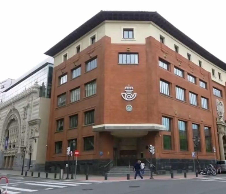 DiosaKhalinda's tweet photo. El Gobierno de Sánchez acaba de vender la sede de Correos en Bilbao por más de 14.500.000 € a un fondo buitre en vez de construir viviendas sociales construirán un hotel de lujo https://t.co/TcsdpZUDxO