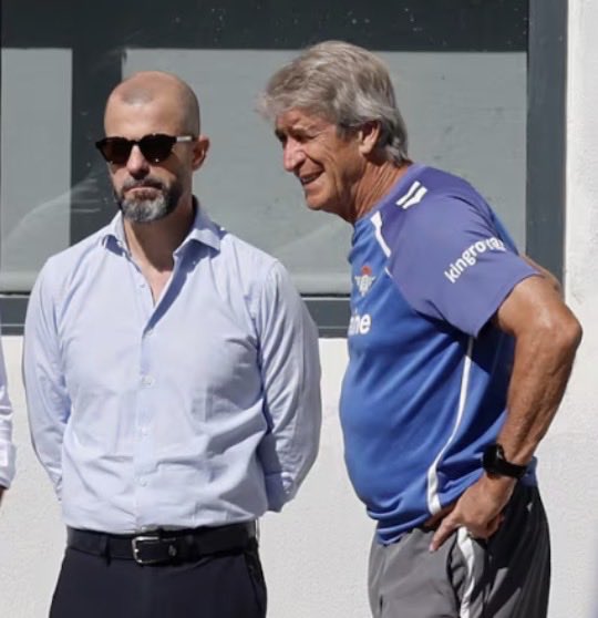 GonzaloTortosa's tweet photo. 🚨🟢⚪️ Manu Fajardo sobre la renovación de Manuel Pellegrini en el Real Betis:

“Ahora mismo no está ahí el foco, a día de hoy no está sobre la mesa hacer una renovación”

“Vamos a ver tranquilamente cómo avanza la temporada”

“Es pronto. Como él, hay jugadores importantes que terminan en 2027”

@elchiringuitotv | Onda Cero.
