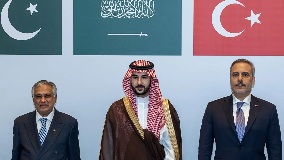 ConflictTR's tweet photo. Middle East Eye:

— Suudi Arabistan, Türkiye ve Pakistan, Husilerle savaş sürerken Mekke Paktı’nı devreye soktu.

— Türkiye ve Pakistan, ortak savunma anlaşması kapsamında Suudi Arabistan’a hızla asker konuşlandıracaklarını açıkladı.

— Pakistan geçtiğimiz hafta Suudi Arabistan'a 4 uçak dolusu silah gönderdi.
