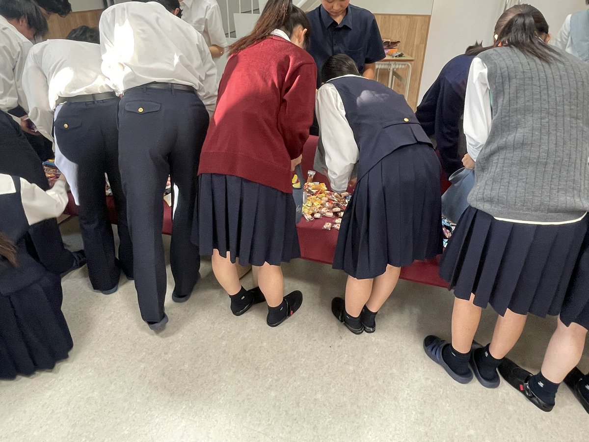 shujitsu_drama's tweet photo. 地区大会につきまして、沢山の差し入れありがとうございます‼️部員全員で美味しくいただきます！！

1枚目は頂いた全てのお菓子

2枚目は並べられたお菓子

3枚目はブカン殿の「かかれ！」の合図で一斉にお菓子へ飛びかかる部員たちの様子 https://t.co/xqdRHFwesj