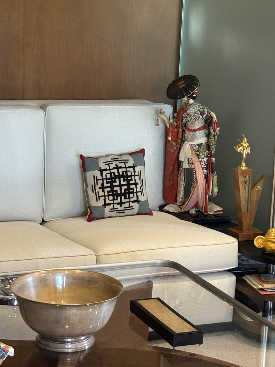 15_donachi's tweet photo. この前TWDC行った時のウォルトのオフィスそのまま再現部屋に結構日本ぽい置物あってウォルトは日本好きだったんだろうか。ツアーの人に聞いたけどそこまでは知らんって言われた笑 https://t.co/IU4oCaFy2X
