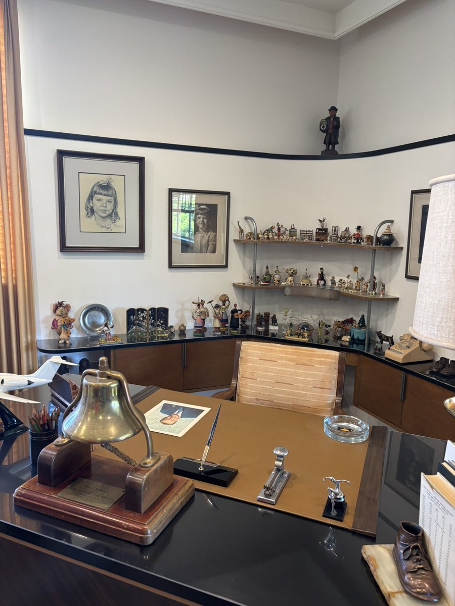 15_donachi's tweet photo. この前TWDC行った時のウォルトのオフィスそのまま再現部屋に結構日本ぽい置物あってウォルトは日本好きだったんだろうか。ツアーの人に聞いたけどそこまでは知らんって言われた笑 https://t.co/IU4oCaFy2X
