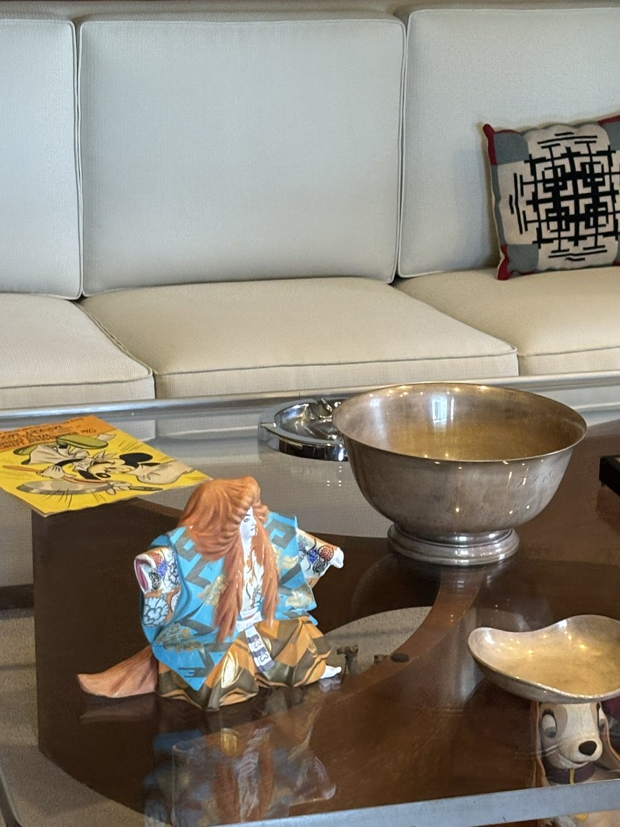 15_donachi's tweet photo. この前TWDC行った時のウォルトのオフィスそのまま再現部屋に結構日本ぽい置物あってウォルトは日本好きだったんだろうか。ツアーの人に聞いたけどそこまでは知らんって言われた笑 https://t.co/IU4oCaFy2X