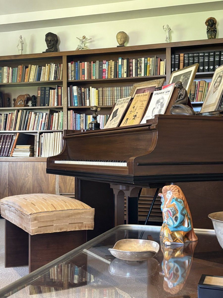15_donachi's tweet photo. この前TWDC行った時のウォルトのオフィスそのまま再現部屋に結構日本ぽい置物あってウォルトは日本好きだったんだろうか。ツアーの人に聞いたけどそこまでは知らんって言われた笑 https://t.co/IU4oCaFy2X