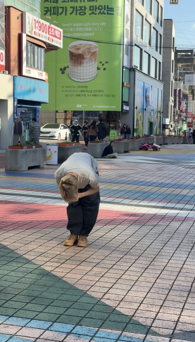 moreihim's tweet photo. 🪼 투어스 지훈이였습니다 저희 11월에 컴백하니까 많은 관심 부탁드리겠습니다

ㅠㅠㅠㅠㅠㅠㅠ 90도 인사하고 화이팅하는 포즈봐 ..🥺🥺 웃는것도 꼬옥 봐줘。。 https://t.co/TTuW6LHz9r