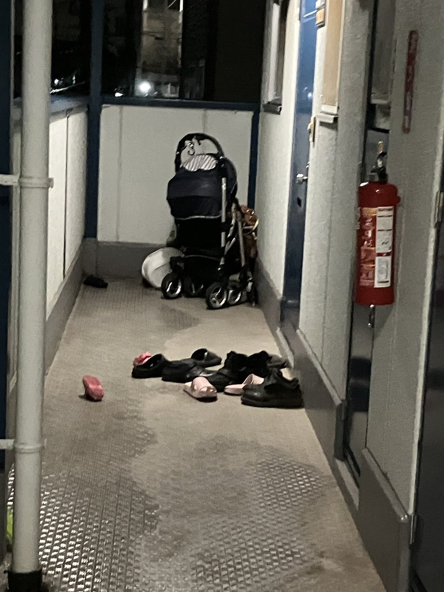 JAPANBOY_Dai's tweet photo. 風化させないシリーズ
今でも続く埼玉南部のトルコ国籍による
集住マンションの共用通路 https://t.co/ifVFdpoMUq