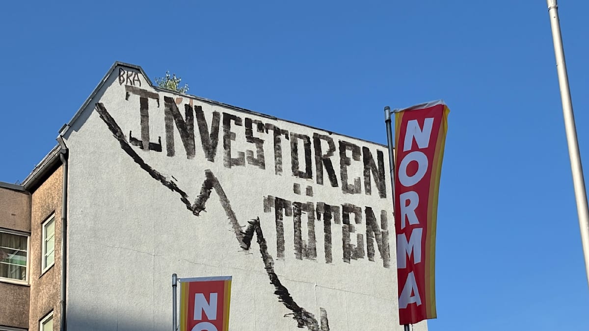 welt's tweet photo. „Investoren töten“ prangt im Wahlkreis von Elif Eralp – und die Startup-Szene ist empört https://t.co/CQb99Gmtry https://t.co/r2mlWtrCGT