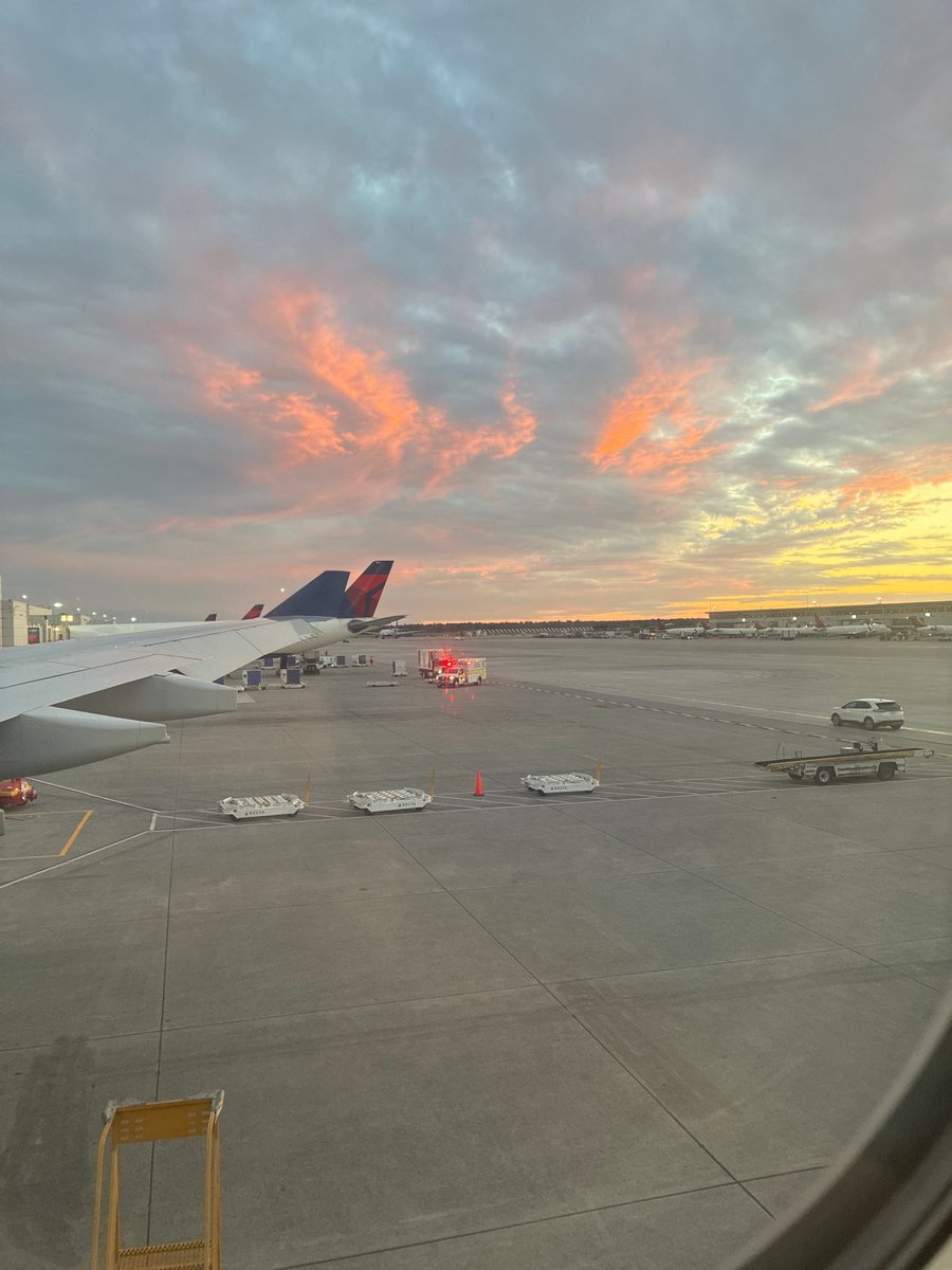 SolarWatch's tweet photo. Golden hour in Romulus, United States, with peach clouds glowing above the airport apron. #GoldenHour #SunsetSky #AirportView

Photo: John Fordon https://t.co/MmzsyCZ6nD