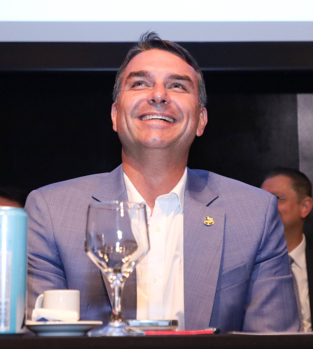Unikron_'s tweet photo. URGENTE: Flávio Bolsonaro promete explicar o final de Evangelion caso ganhe no segundo turno https://t.co/hipXuIKbUY